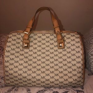 Micheal kors logo purse